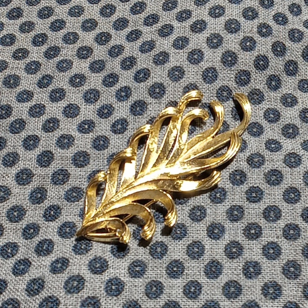 Corocraft gold tone brooch
